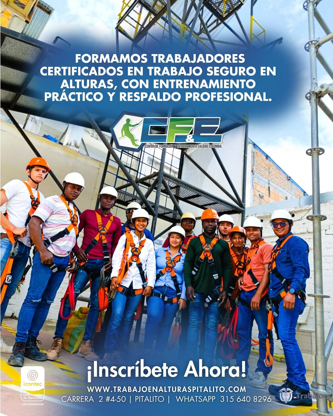Grupo de estudiantes certificados en trabajo seguro en alturas con arneses